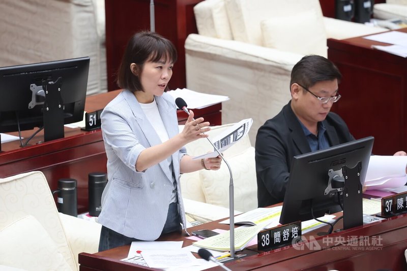 台北市長蔣萬安20日赴台北市議會進行專案報告並列席備詢，民進黨台北市議員簡舒培（左）針對幼兒園涉虐童案進行質詢。中央社記者趙世勳攝　115年8月20日