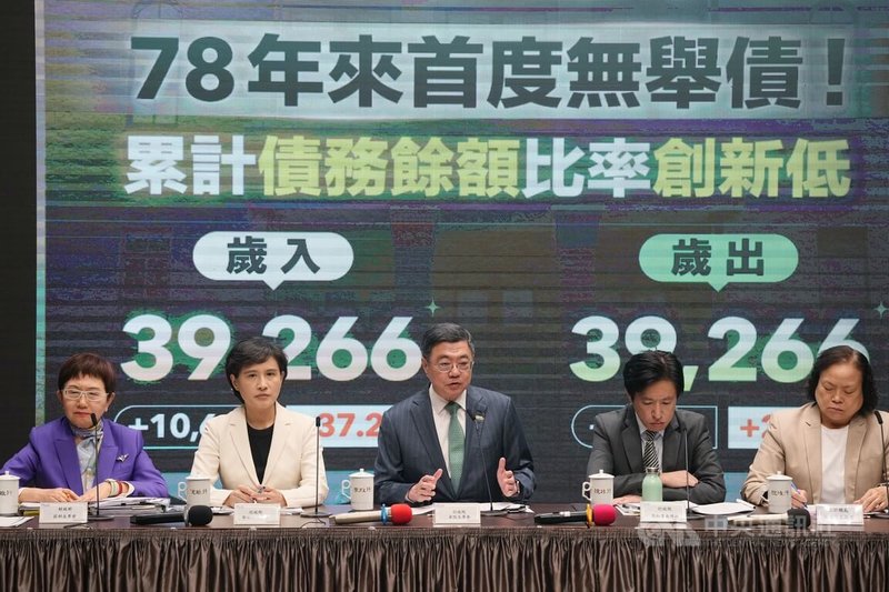 行政院會20日拍板116年度中央政府總預算，8月底前將送請立法院審議。行政院長卓榮泰（中）與副院長鄭麗君（左2）、秘書長張惇涵（右2）、主計長陳淑姿（右）、財政部長莊翠雲（左）出席記者會，呼籲立法院能順利通過116年總預算案。中央社記者徐肇昌攝　115年8月20日