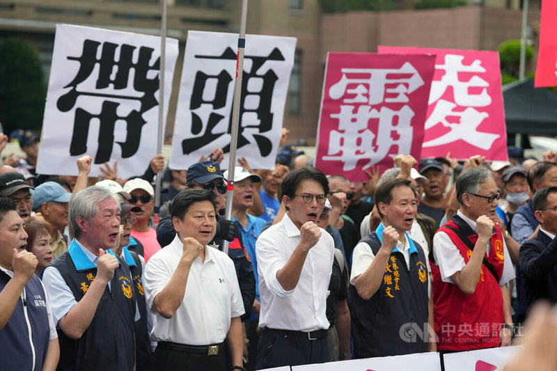 立法院114年三讀通過「警察人員人事條例」等法案，行政院未將相關經費編入預算。民眾黨主席黃國昌（前左4）、國民黨立法院黨團總召傅崐萁（前左3）20日偕百名退休警消赴行政院陳情，要求補足相關待遇及保障。中央社記者徐肇昌攝　115年8月20日