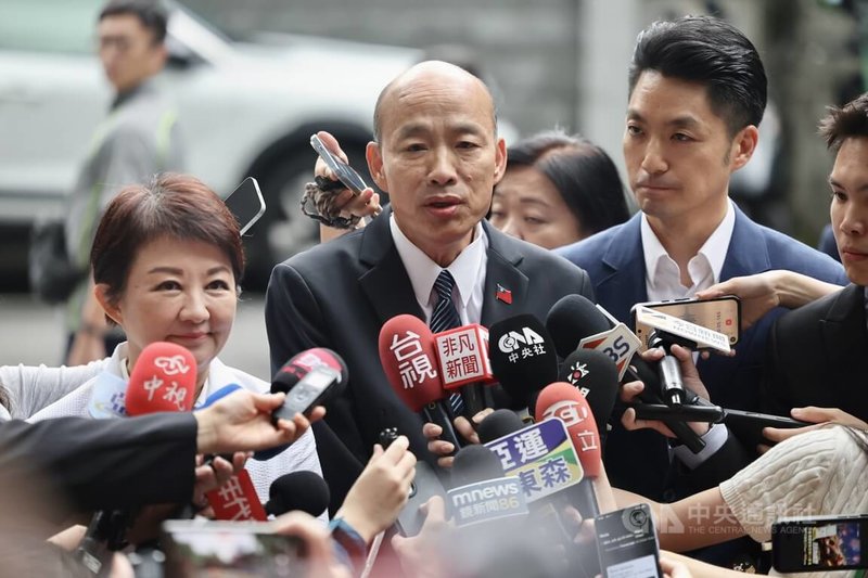 立法院長韓國瑜（中）、台中市長盧秀燕（左）及台北市長蔣萬安（右）20日出席共同倡議成立臺灣地方政府聯合會記者，在會前接受媒體聯訪，共同呼籲行政院儘速副署並執行立法院三讀通過的法案。中央社記者王飛華攝　115年8月20日
