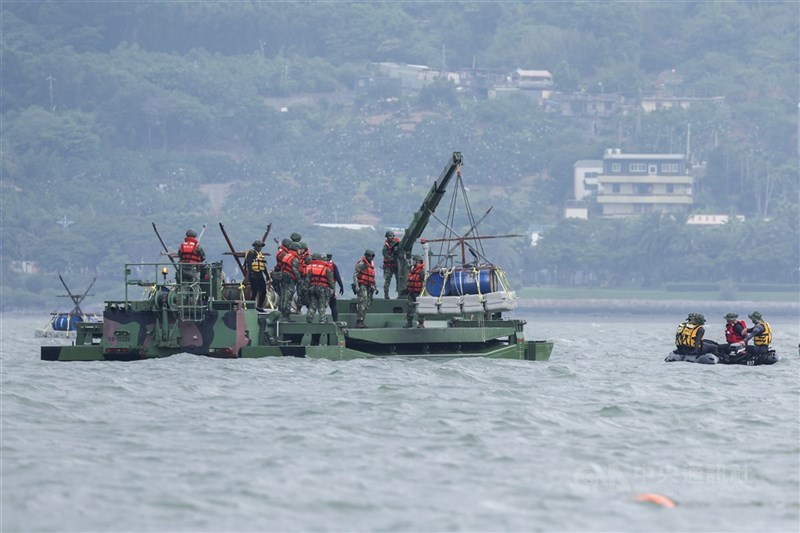 圖為陸軍53工兵群執行「淡水河道阻絕設置」科目。（中央社檔案照片）