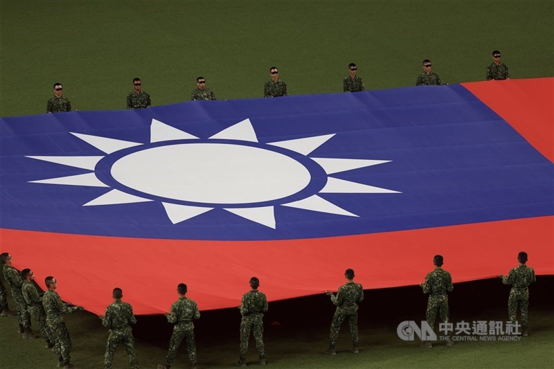 圖為2026中華職棒明星對抗賽，陸軍專科學校學生在賽前儀式展開巨幅中華民國國旗。（中央社檔案照片）