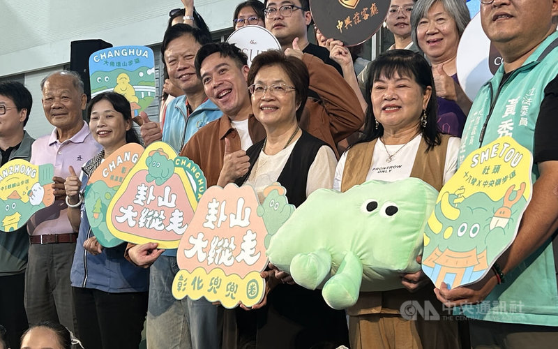 前彰化縣長卓伯源20日受訪指出，國民黨中央徵召彰化縣長參選人過程，未與縣長王惠美溝通，是在霸凌王惠美和藍營基層；王惠美（前右2）出席縣府活動時，只簡短回應謝謝關心。中央社記者吳哲豪彰化攝　115年8月20日