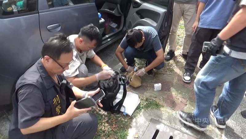 黃姓男子等人組成詐團以假投資手法詐騙民眾逾新台幣1.3億元，刑事局循線調查，待車手出面取款時，以空拍機監控配合地面警力逮人，並查扣現金等證物。（翻攝照片）中央社記者蘇木春傳真　115年8月20日