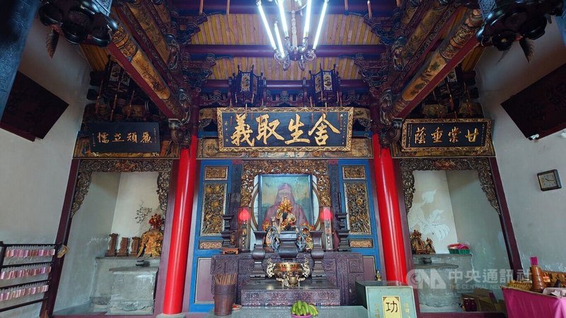 吳鳳廟為嘉義縣定古蹟，早年是台灣重要觀光景點，已故前總統蔣中正親題「舍生取義」匾額懸掛於此。嘉義縣政府近日雙管齊下在吳鳳廟旁建公園、推促參案，要振興此地觀光。中央社記者蔡智明攝　115年8月20日
