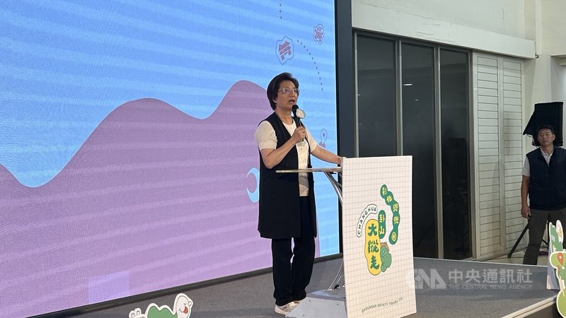 彰化縣政府20日在縣府中庭舉辦「卦山大縱走．彰化兜兜圈」活動宣傳記者會，縣長王惠美（左）邀民眾用雙腳走進彰化山林，看見彰化之美。中央社記者吳哲豪彰化攝　115年8月20日