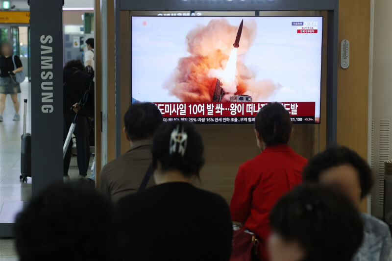 南韓軍方表示在當地時間下午5時左右，北韓向朝鮮半島東部海域發射多枚短程彈道飛彈。（韓聯社）