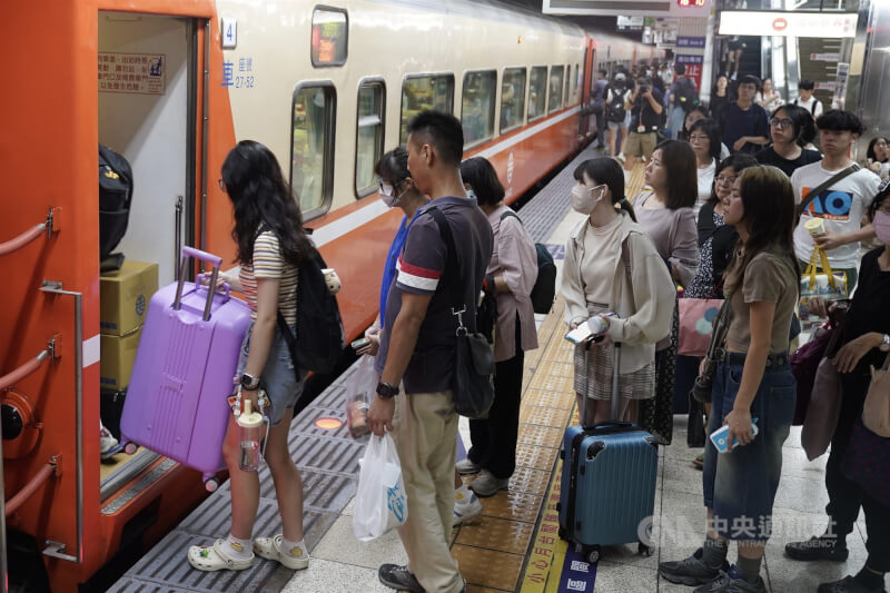 圖為台北車站月台乘車民眾。（中央社檔案照片）