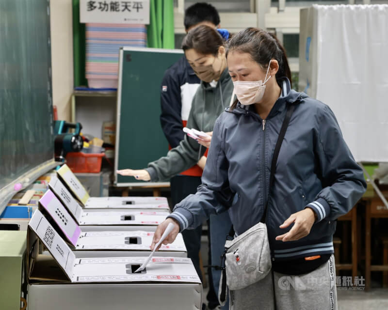中選會20日發布2026年地方公職人員選舉公告,今年九合一地方選舉11月28日投票。圖為2022年民眾進投票所投票。(中央社檔案照片)