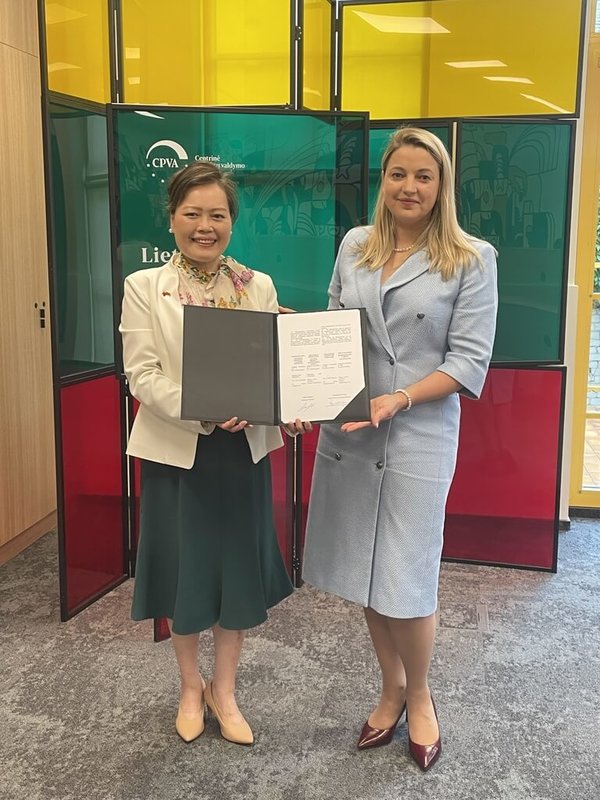 台灣與立陶宛第3度簽署援助烏克蘭相關備忘錄，立陶宛中央計畫管理局局長舒利埃涅（右）強調，台灣的投入展現長期且持續的承諾，未來雙方將持續深化合作。圖為駐立陶宛代表王雪虹（左）與舒利埃涅合影。（駐立陶宛代表處提供）中央社記者游堯茹維爾紐斯傳真　115年8月20日