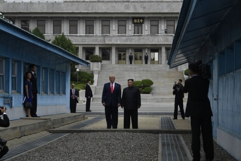 美國總統川普（中左）2019年6月曾在分隔南北韓的非軍事區會見北韓領導人金正恩（中右）。（美聯社）