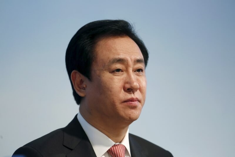 前中國地產大亨許家印20日數罪併罰，被判處無期徒刑。圖為許家印2016年出席記者會。（路透社）