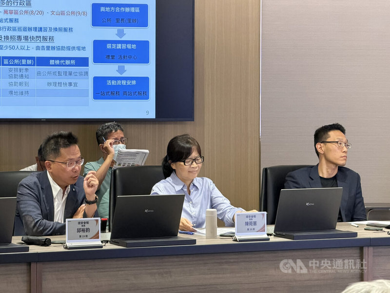 台北市政府21日舉行道路交通安全會報，道安委員邱裕鈞（左1）、陳菀蕙（前中）針對高齡換照議題提供建議。中央社記者葉蓁芸攝　115年8月21日