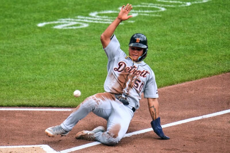 MLB台灣好手李灝宇20日靠高飛犧牲打跑回分數，當時他的球衣上沾滿泥土。（美聯社）