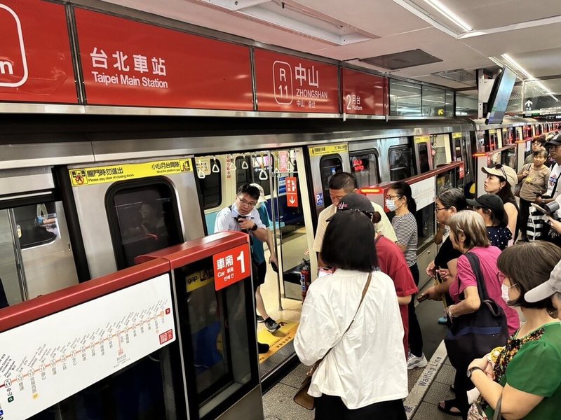 台北捷運中山站21日上午10時許發生車門無法關閉，卡住約5分鐘。北捷表示，因旅客雨傘卡入車門縫隙，導致車門無法順利關閉，行控中心立即依SOP安排列車上旅客換乘，下一班列車約1分鐘後進站載客。（民眾提供）中央社記者葉蓁芸傳真　115年8月21日