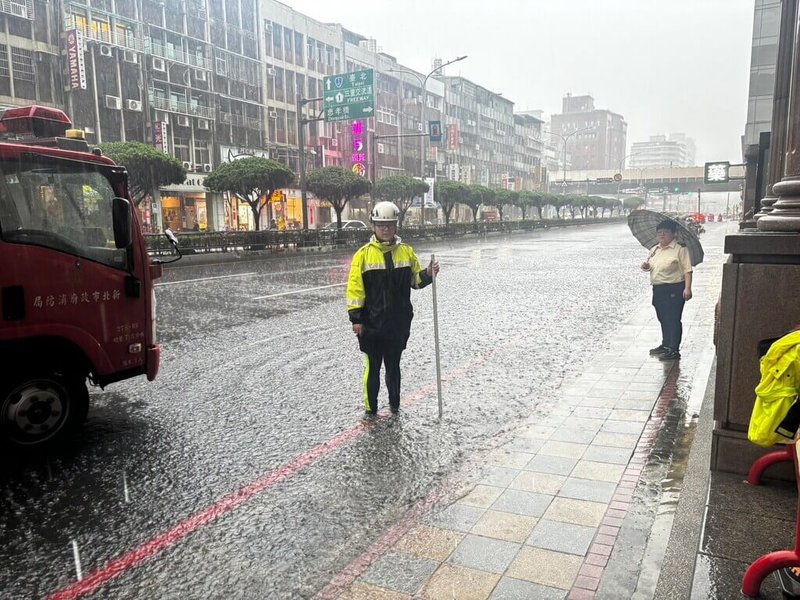 新北市政府消防局表示，21日午後雨勢造成積淹水等37件災情，圖為三重區重新路四段積淹水情形。（消防局提供）中央社記者黃旭昇傳真　115年8月21日