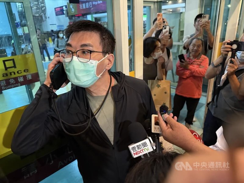 前總統陳水扁女兒陳幸妤離婚事件延燒，前夫趙建銘（圖）20日晚返台，入境後面對大批媒體詢問堅持不受訪，過程中也造成人員推擠，有媒體記者摔倒。 中央社記者董俊志攝 115年8月20日