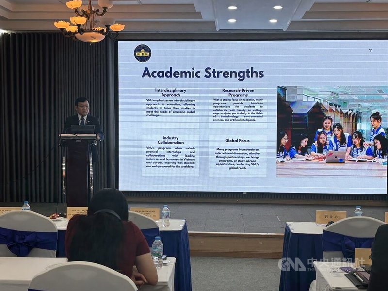 河內國家大學國際長黎俊英表示，他觀察到台灣的大學與產業鏈緊密連結，包括共享硬體設施、共用實驗室，企業專家甚至可直接到大學授課，值得學習。中央社記者曾婷瑄河內攝　115年8月21日