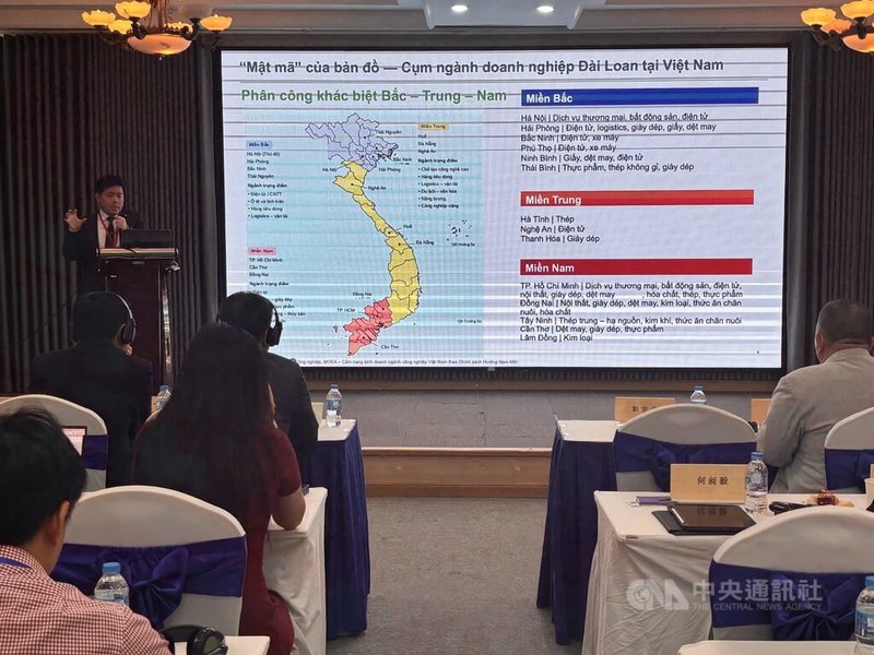 勤業眾信資深經理何昶毅「產業攜才」座談會後說，台商可透過產學合作、安排企業導師、設計專題與微學程，提早發現優秀學生，也讓學生了解台商文化與職涯發展方向，對建立品牌忠誠度與留才很有幫助。中央社記者曾婷瑄河內攝　115年8月21日