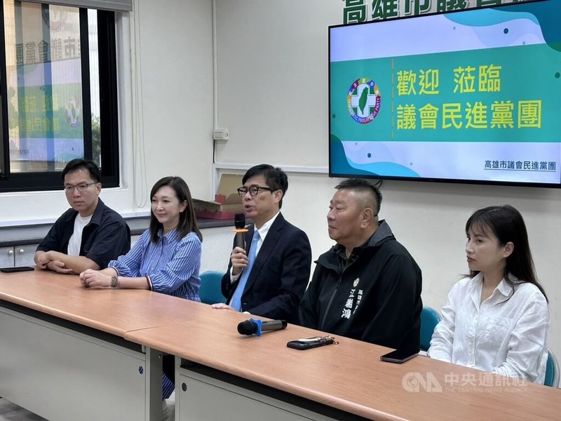 高雄市長陳其邁（中）21日出席高雄市議會定期大會開幕，帶領行政團隊拜訪各黨團，在民進黨團期勉議員努力拚當選，並說自己了解落選有多痛苦。中央社記者林巧璉攝　115年8月21日