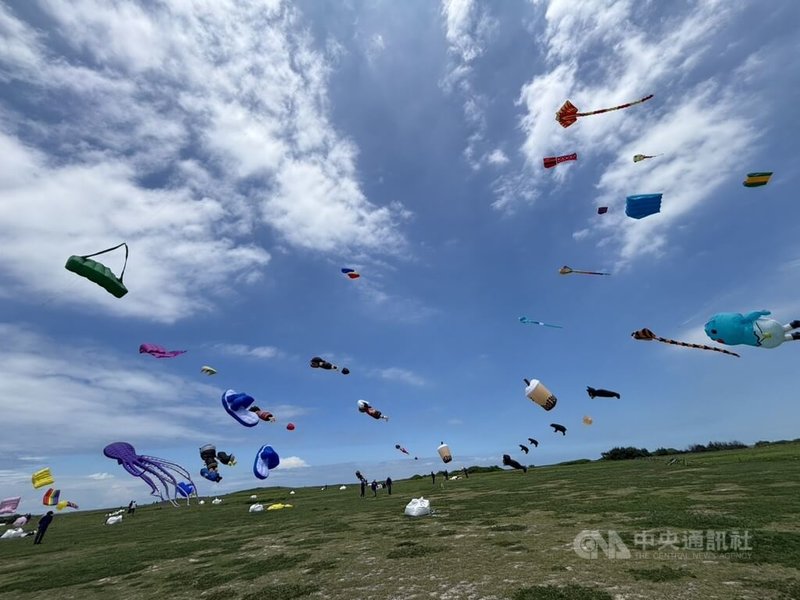 新竹市政府21日表示，2026新竹市國際風箏節29、30日將在新竹漁港登場，今年以「台灣印象」為主題，將茄芷袋、珍珠奶茶、藍白拖等在地元素化為風箏。中央社記者郭宣彣攝　115年8月21日