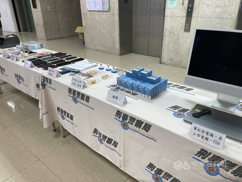 刑事局21日表示，破獲以張姓男子為首的地下匯兌集團，查出張男與物流公司合作，以「在台灣收新台幣、韓國出外幣」對沖模式製造多重金流斷點，規避檢警查緝與金融體系監控，逮捕張男等11人送辦，搜出現金等物。（翻攝畫面）中央社記者劉建邦傳真　115年8月21日
