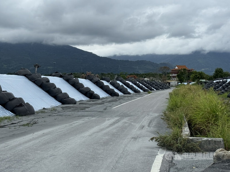 花蓮光復地區約140多公頃農地因堰塞湖溢流、淤土堆積太深無法復耕，農業部將以徵收方式為農民省下稅金負擔，也會盤點國有土地提供承租。圖為光復鄉重災區淤土堆置現況。中央社記者張祈攝 115年8月21日