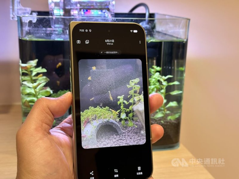 Google年度旗艦手機Pixel 11系列導入「一鍵抓拍」功能，使用者拍攝動態主體時，系統能透過裝置端人工智慧（AI）演算法，自動在錄影或連拍過程中擷取清晰的最佳畫面，大幅降低手動捕捉精彩瞬間的門檻。中央社記者吳家豪攝 115年8月21日