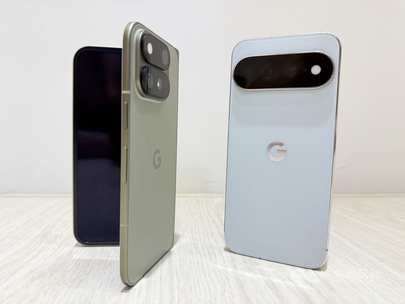 Google年度旗艦手機Pixel 11 Pro Fold（左）與Pixel 11 Pro XL（右）在台灣開賣，分別鎖定大螢幕多工折疊與頂規直立旗艦市場，主打深度整合裝置端人工智慧（AI）模型與實用體驗。中央社記者吳家豪攝 115年8月21日