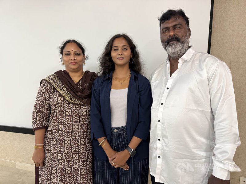 拿到教育部台灣獎學金，將到台大攻讀碩士的莫西（Alshay Ganesh Murthy）（圖中）認為台灣的研究環境十分自由，在她所處的生技領域中，台灣的（研究）資源與其他國家相比，相對也比較豐富，因此台灣是十分適合探詢自我、實現自我的好地方。中央社記者李晉緯新德里攝　115年8月21日