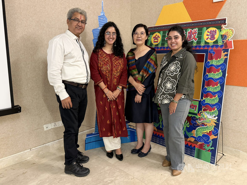 在印度念生技的夏瑪（Khyaati Sharma）（左2）表示，她將到台灣攻讀醫藥碩士，希望在進一步深造後，能為台灣、印度做出貢獻，並協助搭起台灣和印度醫藥領域交流的橋梁。中央社記者李晉緯新德里攝　115年8月21日
