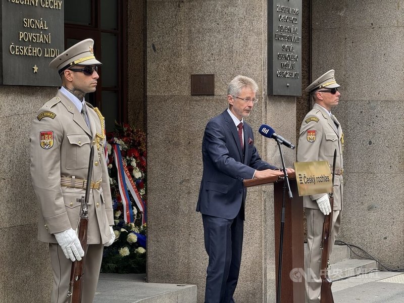 捷克參議院議長韋德齊（Miloš Vystrčil）在捷克斯洛伐克遭蘇聯組織的軍隊入侵58週年的追思活動表示，自由的言論、獨立媒體，以及勇於說出真相的勇氣，始終是任何不願接受監督政權最先攻擊的目標。唯一正確的回應，就是不要害怕，不要被威嚇。中央社記者劉郁葶布拉格攝 115年8月21日