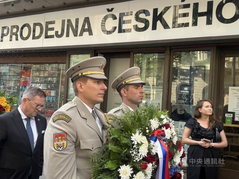捷克斯洛伐克遭蘇聯組織的軍隊入侵58週年的追思活動21日在捷克廣播電台大樓舉行。中央社記者劉郁葶布拉格攝　115年8月21日