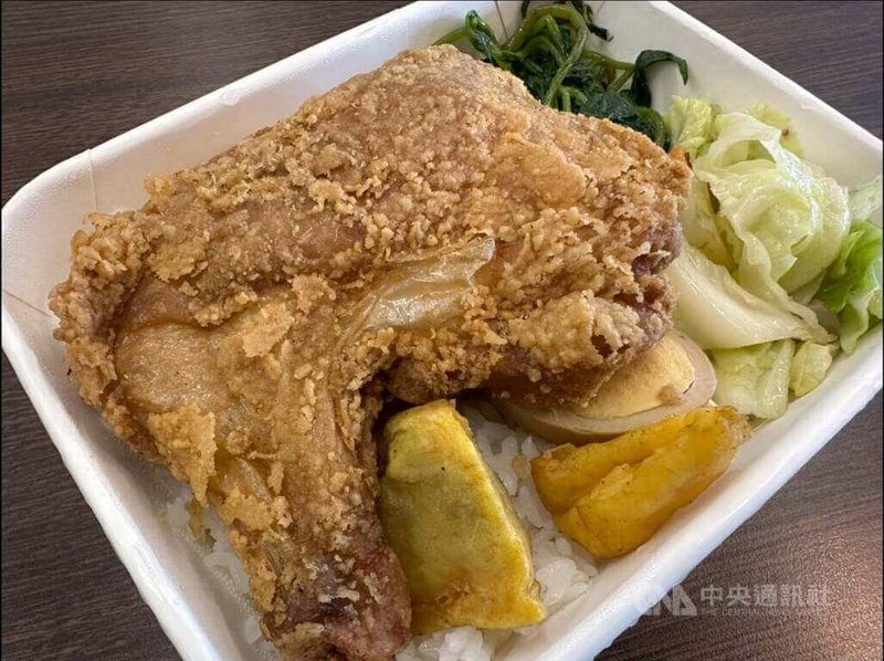 台中市自115學年度起公私立國中小營養午餐免費。台中市教育局在開學首週加碼，每名學生1隻大雞腿。民進黨台中市議員林德宇要求，餐餐落實新式菜單比較實際。圖為大雞腿示意。中央社記者趙麗妍攝　115年8月21日