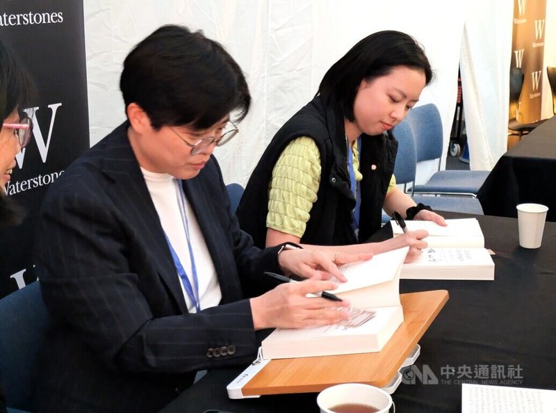 作家楊双子(左)和譯者金翎(右)20日晚間在愛丁堡國際圖書節為讀者簽書。中央社記者陳韻聿愛丁堡攝 115年8月21日