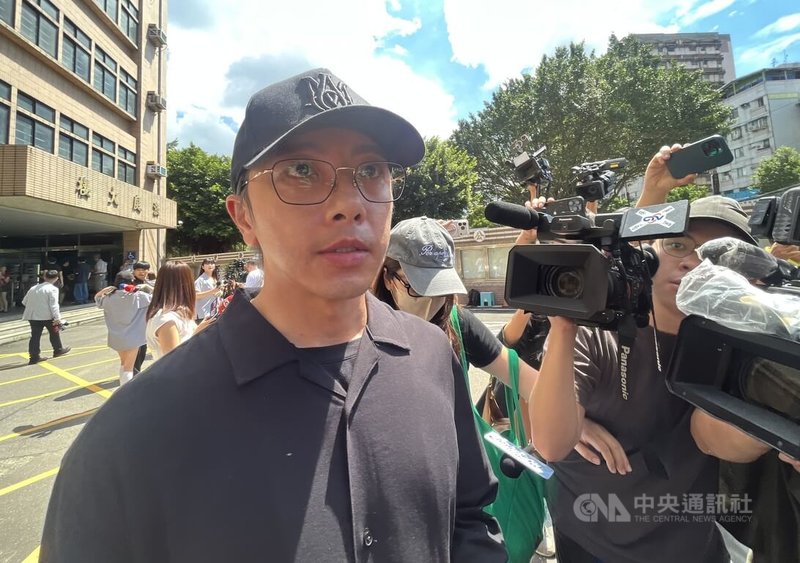 藝人閃兵案開庭審理,藝人坤達(前左)21日上午遭新北地方法院傳喚出庭,結束後面對媒體堵訪低調離開。中央社記者趙世勳攝 115年8月21日