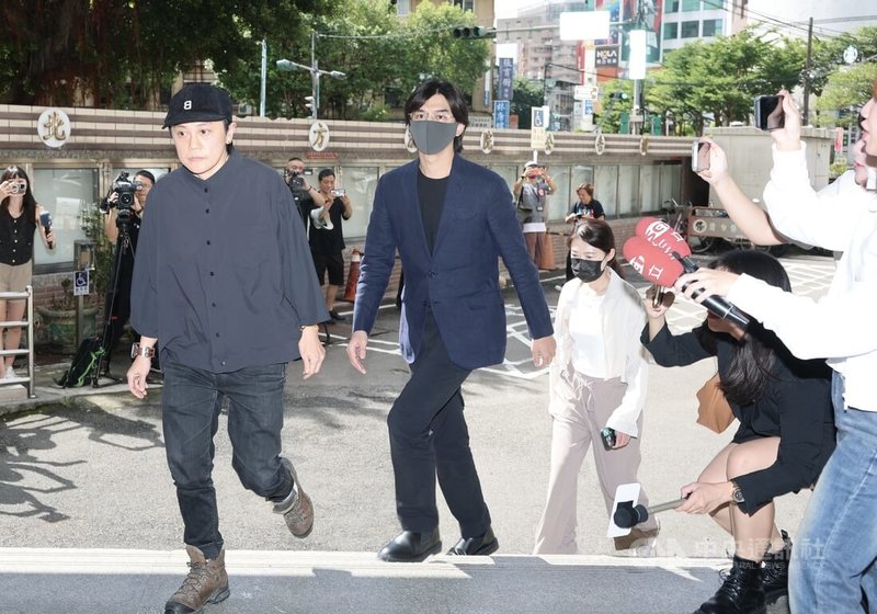 新北地方法院21日審理藝人閃兵案,藝人陳柏霖(前左2)到庭應訊。中央社記者趙世勳攝 115年8月21日