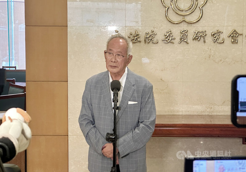 無黨籍立委陳超明涉貪案，高院今天改判無罪。陳超明表示，今天雖是遲來的正義，但「上天終於開眼了」，特別感謝高院審判庭秉持公平、公正的審判，還給他清白。 中央社記者王承中攝　115年8月21日