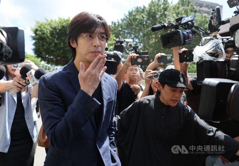 藝人閃兵案開庭審理,藝人陳柏霖(前左)21日上午前往新北地方法院出庭,結束後步出法院面對媒體堵訪,並向社會大眾致歉。中央社記者趙世勳攝 115年8月21日