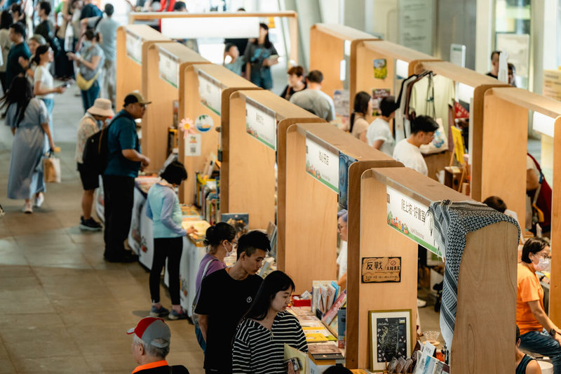2026高雄城市書展將於9月19、20日在高雄市立圖書館總館登場，集結全台70家獨立書店，並規劃講座、閱讀體驗及文化市集。圖為2025年書展市集。（高雄市立圖書館提供）中央社記者林巧璉傳真　115年8月21日