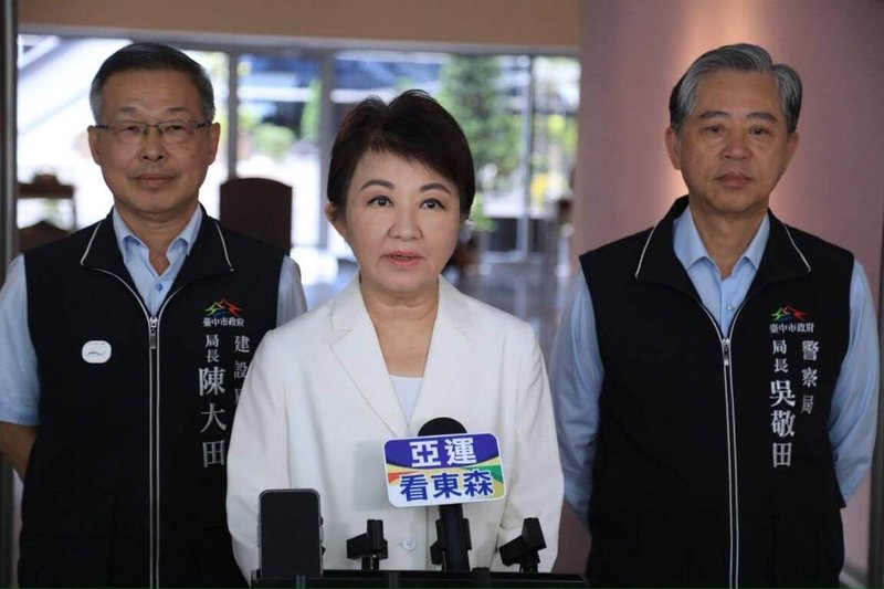 台中市長盧秀燕（中）21日受訪談及普發現金議題表示，發多少應法制化且制度化，這就是財政紀律。（台中市政府提供）中央社記者蘇木春傳真　115年8月21日