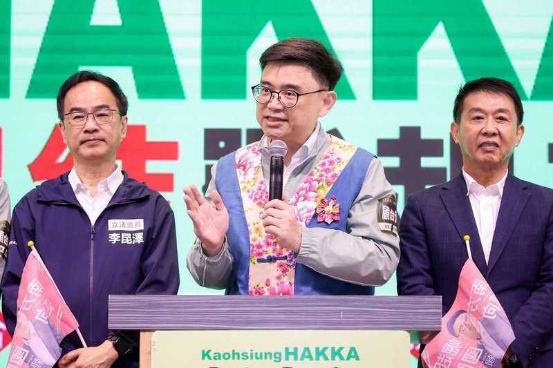 民進黨高雄市長參選人賴瑞隆（中）21日成立「台客盟高雄後援總會」，同黨立委李昆澤（左）、許智傑（右）現身站台。（賴瑞隆辦公室提供）中央社記者林巧璉傳真　115年8月21日