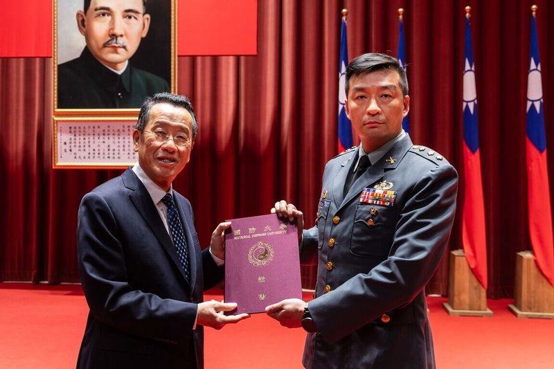 國防部長顧立雄（左）21日主持國防大學軍事深造教育115年班聯合畢業典禮，並頒發結業證書、績優學官獎狀。（國防部提供）中央社記者吳書緯傳真　115年8月21日