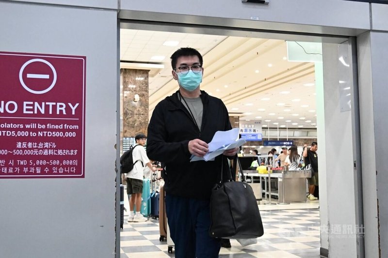 趙建銘20日晚返台，入境後不發一語僅發放聲明。中央社記者董俊志攝　115年8月20日