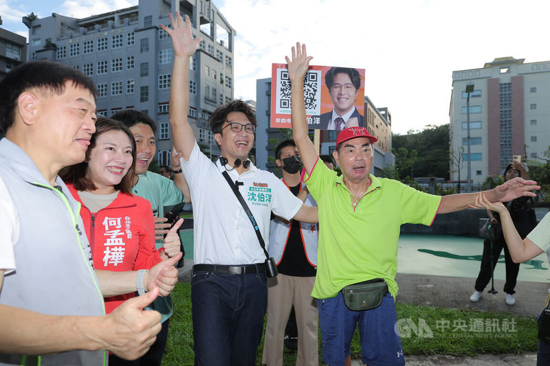 民進黨台北市長參選人沈伯洋(左4)21日一早赴內湖碧湖公園掃街,與支持者一同比出手勢高喊「台北順起來」。中央社記者翁睿坤攝 115年8月21日
