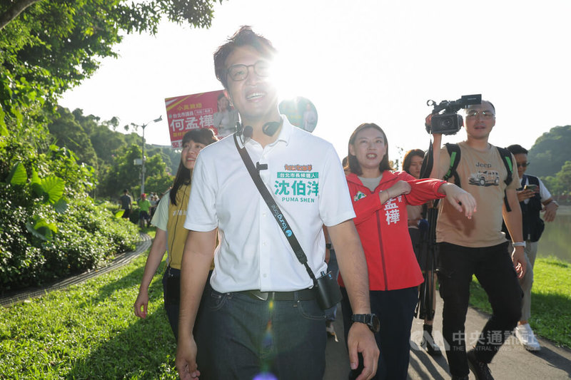 民進黨台北市長參選人沈伯洋(前)21日上午赴內湖碧湖公園掃街,與在地鄉親一同散步運動,並關心居民的生活。中央社記者翁睿坤攝 115年8月21日