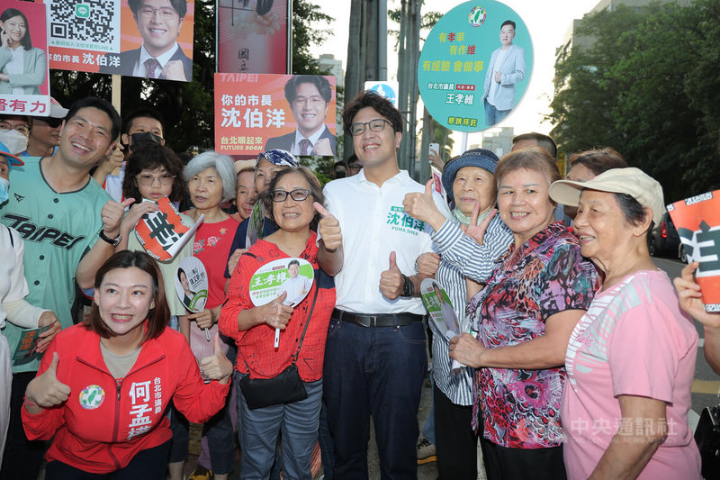 民進黨台北市長參選人沈伯洋（中，白衣者）21日一早赴內湖碧湖公園掃街，並和晨起運動的婆婆媽媽合影留念。中央社記者翁睿坤攝　115年8月21日