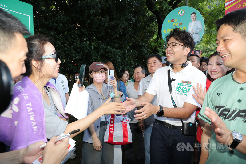 民進黨台北市長參選人沈伯洋(前右2)21日上午赴內湖碧湖公園掃街,大批支持者聚集等候與沈伯洋握手。中央社記者翁睿坤攝 115年8月21日