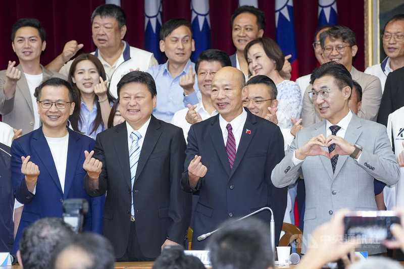 國民黨立委羅智強（前左1）21日在立法院舉行「說歷史陪爸媽」首映會，立法院長韓國瑜（前右2）、副院長江啟臣（前右1）、國民黨立法院黨團總召傅崐萁（前左2）等人出席，在台前比出手指愛心合影。中央社記者鄭清元攝　115年8月21日