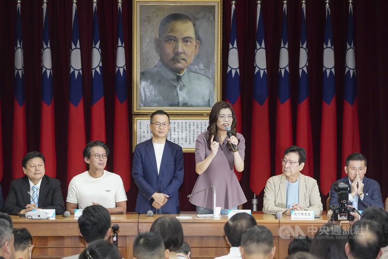 國民黨立委羅智強（左3）21日在立法院舉辦「說歷史．陪爸媽」首映會，國民黨主席鄭麗文（右3）出席致詞，民眾黨主席黃國昌（左2）、國民黨團總召傅崐萁（左1）、中廣前董事長趙少康（右2）、台北市議長戴錫欽（右1）等人與會。中央社記者鄭清元攝　115年8月21日